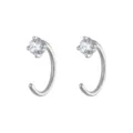 Gros plan détaillé de boucles d'oreilles minimalistes en argent avec zircon étincelant. - W80230 Style Argenté
