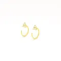Gros plan de détail sur les jolies boucles d'oreilles manchette zircons dorées. - W80227 Style Doré