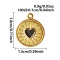 Vista dettagliata del ciondolo a cuore in acciaio dorato con design smaltato e raggi di sole. - Base Oro Cuore Nero