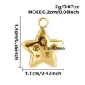 Detailansicht des goldenen Edelstahl Sternanhängers mit präzisen Maß- und Lochangaben. - Anhänger Ohne Kette (B74-G) / 1.4x1.1cm / Gold Poliert
