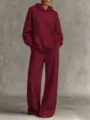 Vista detallada de un conjunto burdeos de sudadera con capucha y pantalón ancho. - S / Top Y Pantalón / Burdeos