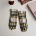 Klassische Wollhandschuhe im Vintage-Karo-Design für Damen im Winter mit Touchscreen - Einheitsgröße / Kurzhaariges Karo auf grünem Grund