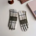 Klassische Wollhandschuhe mit Karomuster in Olivgrün und Creme für Damen im Winter - Einheitsgröße / Langhaariges Karo auf grünem Grund