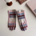 Klassische karierte Wollhandschuhe für Damen in Rosa und Blau auf dem Schreibtisch - Einheitsgröße / Rosa Kariert