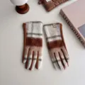 Gemütliche braun karierte Wollwinterhandschuhe für Damen warmes Winteraccessoire - Einheitsgröße / Langhaariges Karo in Karamell