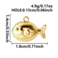Détail en gros plan du pendentif poisson doré montrant clairement la taille et le poids. - Poisson (B203-G)