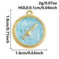 Colgante redondo de acero inoxidable con esmalte azul y daga dorada, 1,6 cm de diámetro. - Dorado Fondo Azul Espada