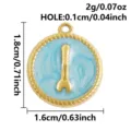 Colgante redondo de acero inoxidable llave inglesa detalle vista, joya esmaltada azul. - Dorado Fondo Azul Llave