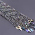 Dettaglio in primo piano della collana con catena fai-da-te in acciaio arcobaleno, maglie chiare. - Stile Multicolore (N23-R) / Pezzo Singolo