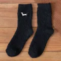 Chaussettes mi-hautes chaudes en polaire corail d'hiver pour hommes avec broderie teckel noir. - Taille unique / Noir