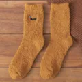 Chaussettes polaires corail d'hiver moutarde avec broderie de teckel mignonne variante - Taille unique / Jaune