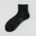 Chaussettes mi-mollet en mesh respirant pour hommes en noir avec texture côtelée. - Taille unique / Noir