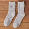Chaussettes d'hiver douillettes en molleton gris clair pour homme avec broderie teckel. - Taille unique / Gris clair
