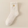 Calzini invernali soffici in pile corallo con cuore ricamato oro in bianco crema. - Taglia unica / Bianco avorio