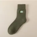 Herren Winter warme Wolle Mittelsocken in Dunkelgrün mit modischem gestickten Aufnäher. - Einheitsgröße / Armeegrün