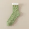 Chaussettes femme en polaire duveteuse verte avec revers blanc et cœur brodé doré, doux d'hiver. - Taille unique / Patchwork Vert Clair