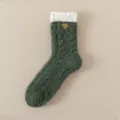 Chaussettes en molleton vertes douces avec revers blanc et broderie de coeur dore. - Taille unique / Vert Foncé Patchwork
