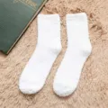 Calzini caldi da uomo in morbido pile corallo soffice per un comodo pavimento interno. - Taglia unica (38-45) / Bianco