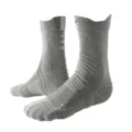 Chaussettes de basketball athlétiques grises pour hommes avec semelle éponge et design aéré. - Gris