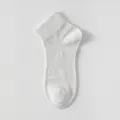 Eleganti calzini corti bianchi da donna, leggeri, sottili e traspiranti per l'estate. - Taglia unica / Grigio chiaro