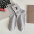 Calzini a tubo medio in cotone grigio con elegante ricamo di montagna per uomo e donna. - Taglia unica / Grigio chiaro