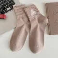 Calzini beige con ricamo di montagna, eleganti calze a tubo medio in cotone per uomo e donna. - Taglia unica / Cachi
