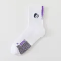 Weiße sportliche Socken mittelang für Herren Basketballsocken mit violetten Stickdetailen. - Einheitsgröße / Weißlila