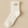 Calcetines de tubo medio de forro polar de coral grueso y cálido para mujer en blanco. - Talla Única (35-40) / Etiqueta de tela verde claro