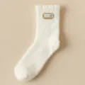 Calcetines de tubo medio de felpa coral blanca para mujer, calcetines térmicos de invierno. - Talla Única (35-40) / Etiqueta de tela café