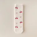 Calzini invernali in peluche soffice color crema con motivo di ciliegie rosse e cuori. - Taglia unica (35-42) / Ciliegia