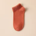 Cómodos calcetines cortos de mujer con felpa, diseño de punto liso transpirable para uso diario. - Talla única (35-42) / Rojo Ladrillo