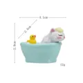 Niedliche Bad Katze Figur Harz Miniatur Desktop Ornament mit gelber Ente und Wanne 4.1cm - Plüschtier / Weißes Handtuch Katze in Badewanne