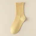 Comode calze da donna in morbido cotone giallo al polpaccio con elegante polsino a coste fini. - Taglia unica / Giallo
