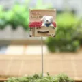 Detailansicht des Resin 3D Welpen Miniaturornaments mit Rosenblüten und Textdekoration. - Rosenbox Hund / Blumenstecker