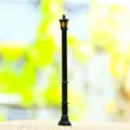 Vista detallada del modelo de farola en miniatura, ideal para decoración de paisajes de casas de muñecas. - Modelo de Farola