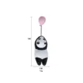 Detailansicht des süßen Kunstharz Panda Magneten mit rosa Ballon für schöne Heimdekoration. - Zwei Hände Rosa Ballon Panda