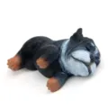 Schlafende Bulldogge Harz Figur, niedliches Auto Armaturenbrett Ornament und Tischdekor. - Mit Klebepunkt / Seitlich Liegende Schwarz-Weiße Englische Bulldogge