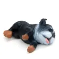 Süsser schlafender Bulldogge Harz Figur für Auto Armaturenbrett Dekoration Tier Skulptur. - Mit Klebepunkt / Seitlich Liegende Schwarz-Weiße Bulldogge Mit Rausgestreckter Zunge