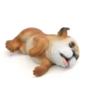 Süße schlafende Bulldogge aus Kunstharz, schönes Auto Ornament und Tischdekoration. - Mit Klebepunkt / Seitlich Liegende Dunkelkaffee Bulldogge Mit Rausgestreckter Zunge