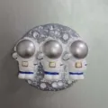 Nahaufnahme Detail von drei niedlichen Astronauten Figuren auf Mond Hintergrund, kreative Deko. - Dreifach Hängender Mond Dekoration Stil (1365)