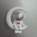 Detailansicht von weißem Astronaut auf Mondsichel Harz Kühlschrankmagnet Dekoration. - Mondlandung Silberne Sichellbasis Stil (1365)