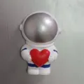 Süßer Astronaut mit rotem Herz Kühlschrankmagnet, dekorativer Magnet aus Harz für Zuhause. - Rotes Herz Umarmender Sitzender Stil (1365)