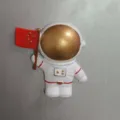 Astronaut Kühlschrankmagnet Harz süße Raumfahrer Dekoration mit roter Flagge für die Küche. - Rechte Hand Hält Rote Flagge Stil (1365)