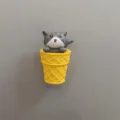 Detailansicht des niedlichen Eiskatzen Kühlschrankmagneten mit feinem Harzdesign. - Eiscreme Graue Katze (Offener Mund) / 1 Stück