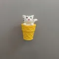 Nahaufnahme Detailansicht einer niedlichen Katzen-Eistüte als Kühlschrankmagnet. - Eiscreme Weiße Katze (Offener Mund) / 1 Stück
