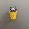 Nahaufnahme Detail der niedlichen grauen Katze Eistüte magnetischen Kühlschrankaufkleber. - Eiscreme Graue Katze / 1 Stück