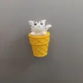 Nahaufnahme Detail des süßen Katzen Eistüten Magnet Kühlschrankaufklebers, feine Textur. - Eiscreme Weiße Katze / 1 Stück