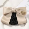 Detailansicht eines beigen Satin-Schleifen-Haarnetzes mit Metalleikett für elegante Dutts. - Smiley / Grobes Netz / Khaki