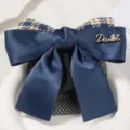 Λεπτομερής λήψη επαγγελματικού μπλε φιόγκου μαλλιών με καρό μοτίβο και μαύρο διχτυωτό σάκο. - Ελαστικό λεπτό δίχτυ με σκούρο μπλε καρό
