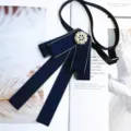 Kλασικός μπλε ναυτικός φιόγκος κολεγιακού στυλ με καρφίτσα μαργαριταριού και ρυθμιζόμενο λουράκι. - Στυλ με 6 Μαργαριτάρια / Μπλε